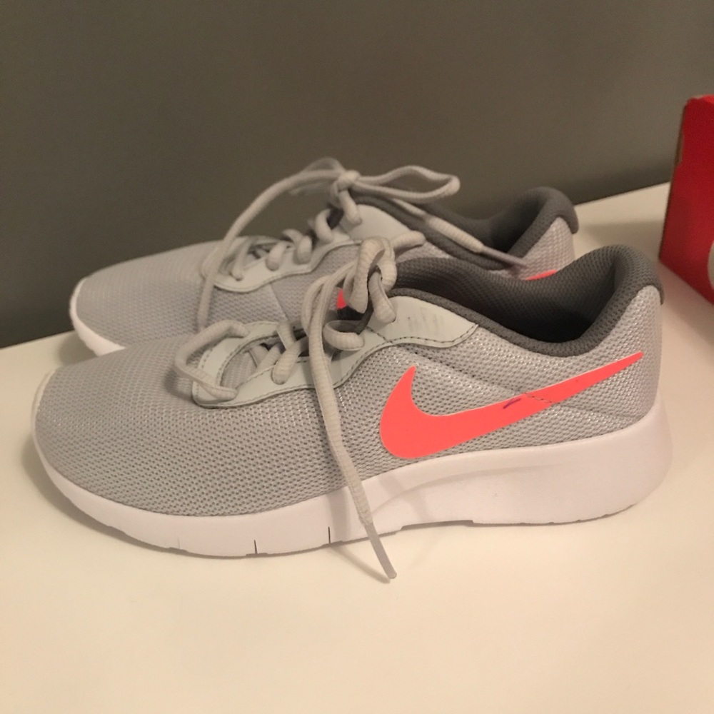 New girls Nike tennis shoes